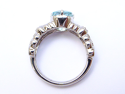 水色の宝石が涼しげに輝く指輪