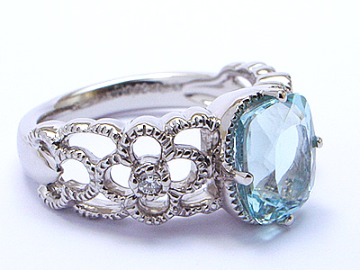 水色の宝石が涼しげに輝く指輪
