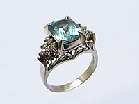 水色の宝石が涼しげに輝く指輪