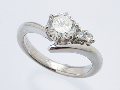 新婚旅行でサプライズ婚約指輪 クィーンズジュエリー