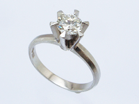 新婚旅行でサプライズ婚約指輪 クィーンズジュエリー