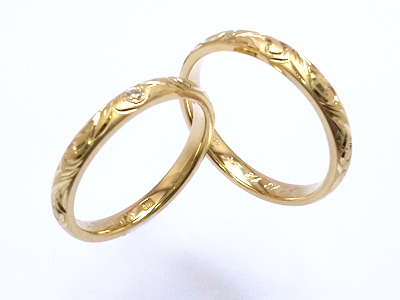 細めの甲丸に波模様の結婚指輪