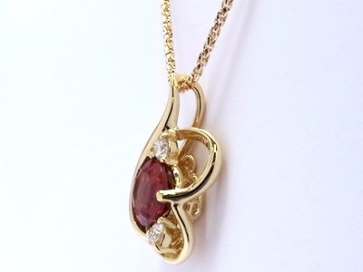 還暦祝いに贈る誕生石ペンダント